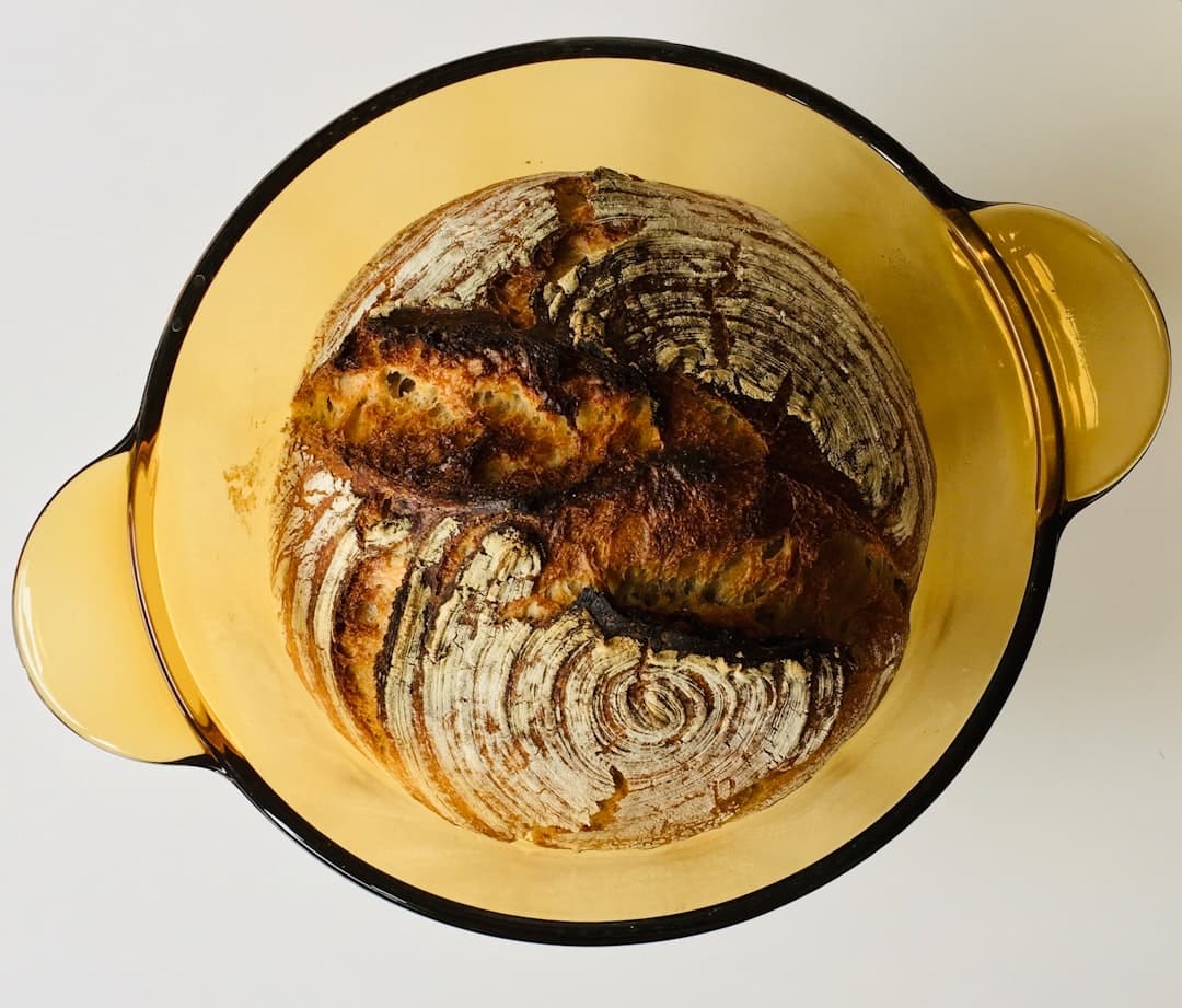 Nybakat bröd uppifrån i en gjutjärnsgryta