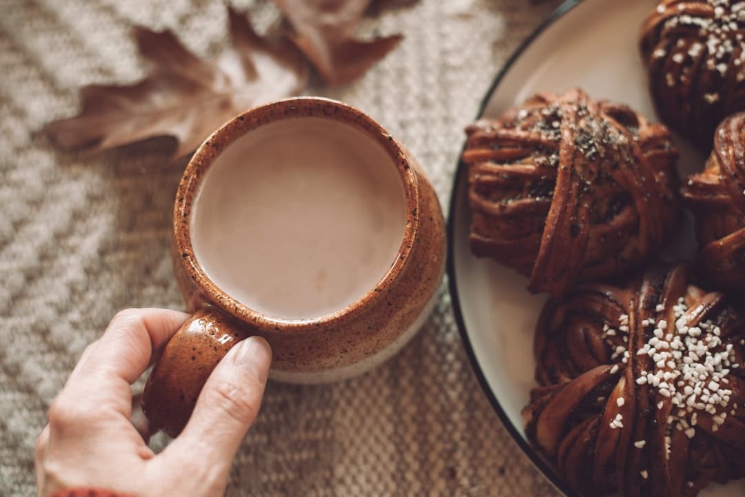 Kanelbullar bredvid en kopp varm choklad