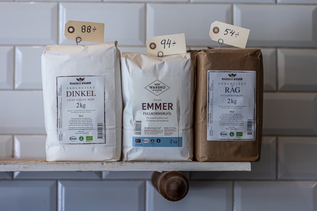 Säckar med dinkel-, emmer- och rågmjöl från svensk kvarn